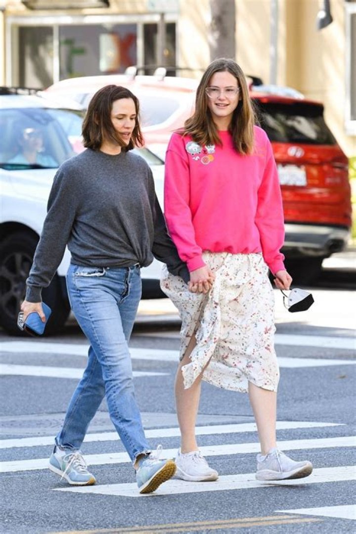 Jennifer Garner Stars Alongside Her Dad in Special Capital One