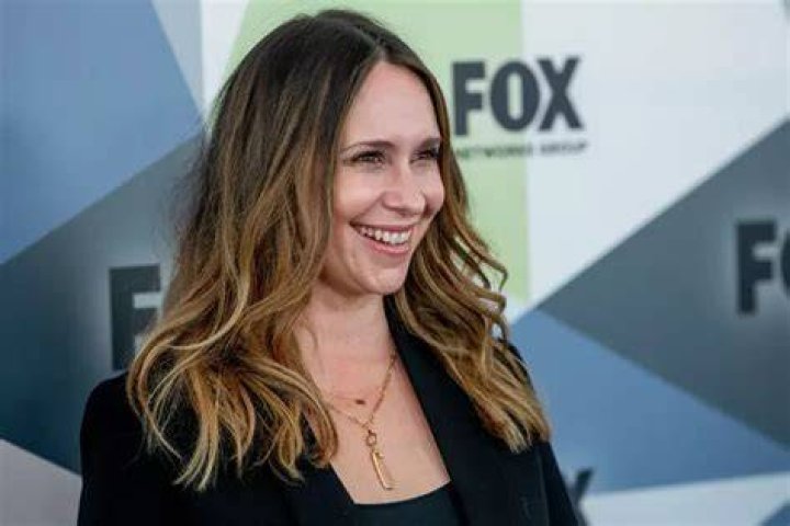 Jennifer Love Hewitt apologizes for wrecked red carpet appearance