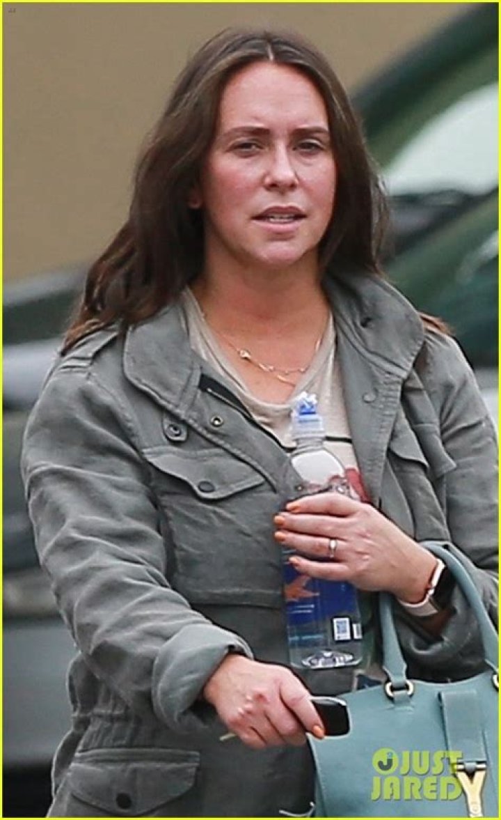 Jennifer Love Hewitt Works Up a Sweat at Morning Workout Class! Photo