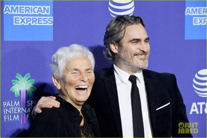 Joaquin Phoenix Brings His Mom as His Date to Palm Springs Awards Gala