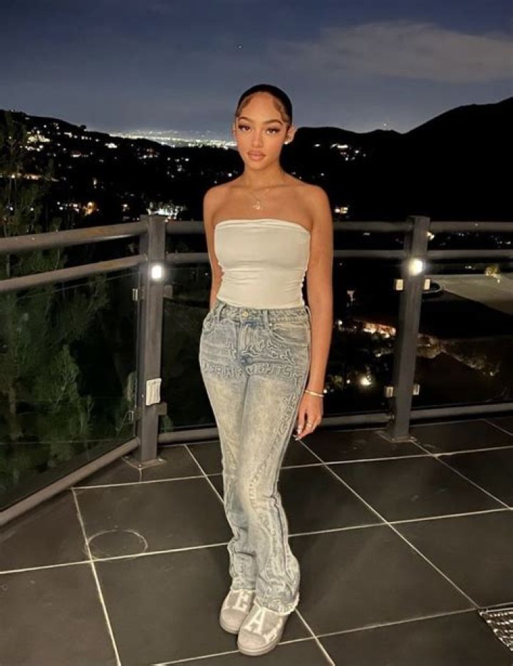 Jodie Woods on Instagram &ldquo;FACE CARD!&rdquo; Light makeup looks, Brown