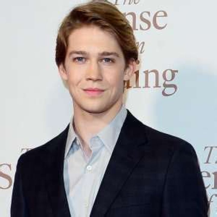 Joe Alwyn Birthday Real Name Age Weight Height Family Facts Images