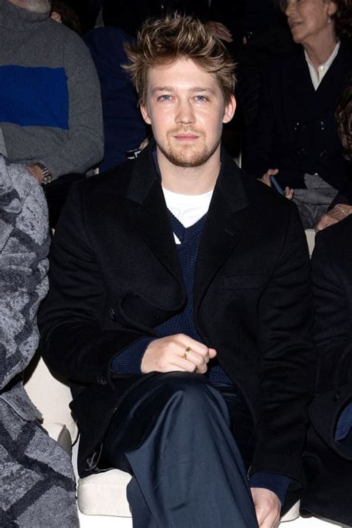 Joe Alwyn Modelos, Gatos