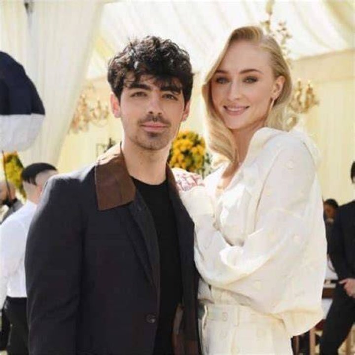 Joe Jonas turns Masterchef for wife Sophie Turner; cooks 'chicken tikka