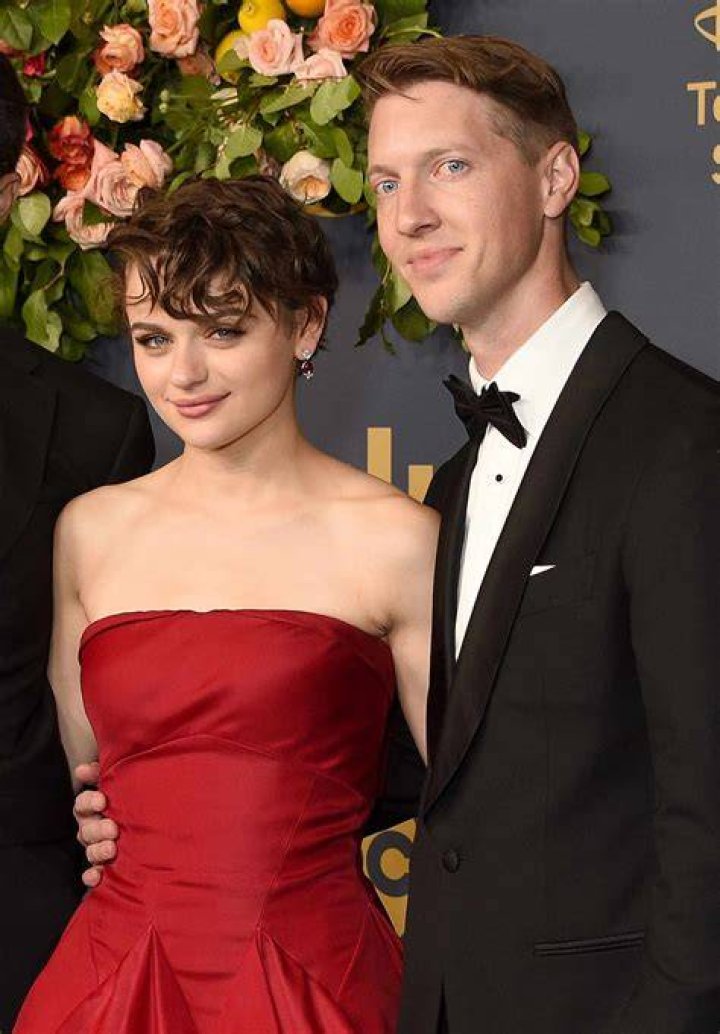 Joey King Cuddles Up to Boyfriend, The Act Exec Steven Piet E! Online