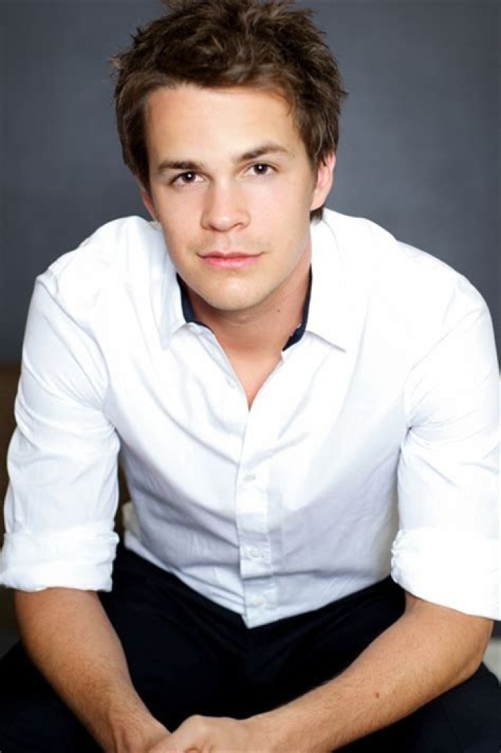 Johnny Simmons Biography Facts, Childhood, Family Life & Achievements