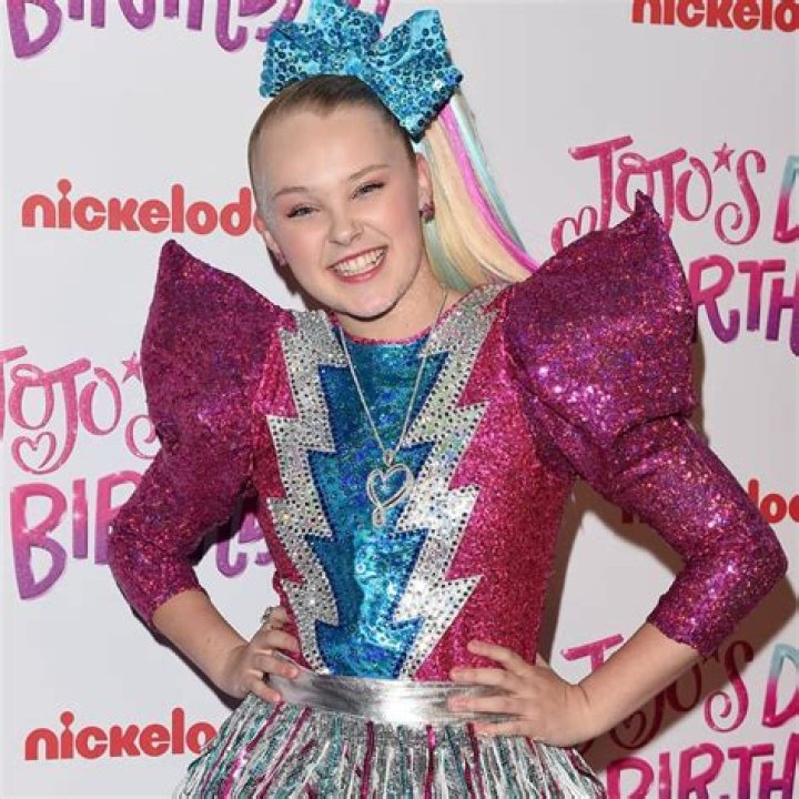 JoJo Siwa Comes Out in Instagram Post POPSUGAR Celebrity UK