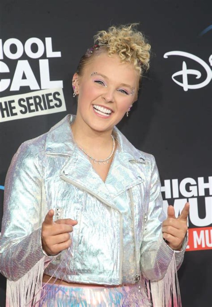 JoJo Siwa Divides Fans By Pretending She's Pregnant VT