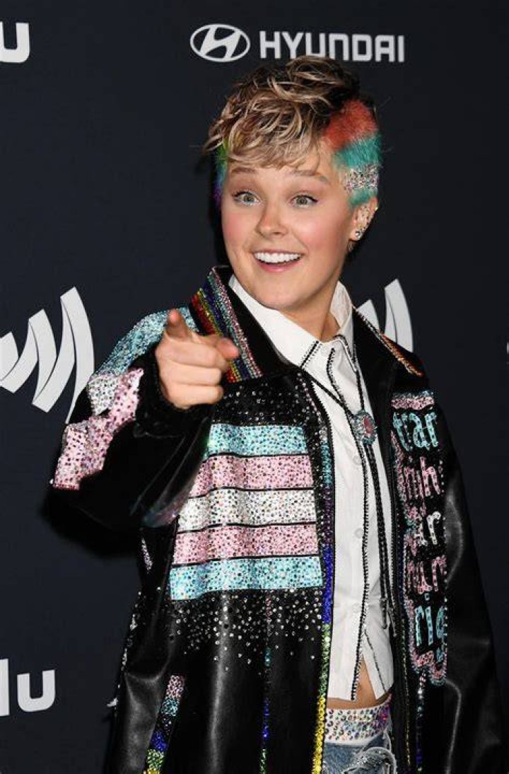 JoJo Siwa shares Instagram photos of new girlfriend