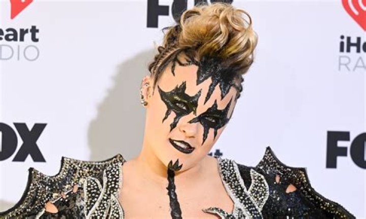 JoJo Siwa's fans are cautioning not to label the star's sexuality amid