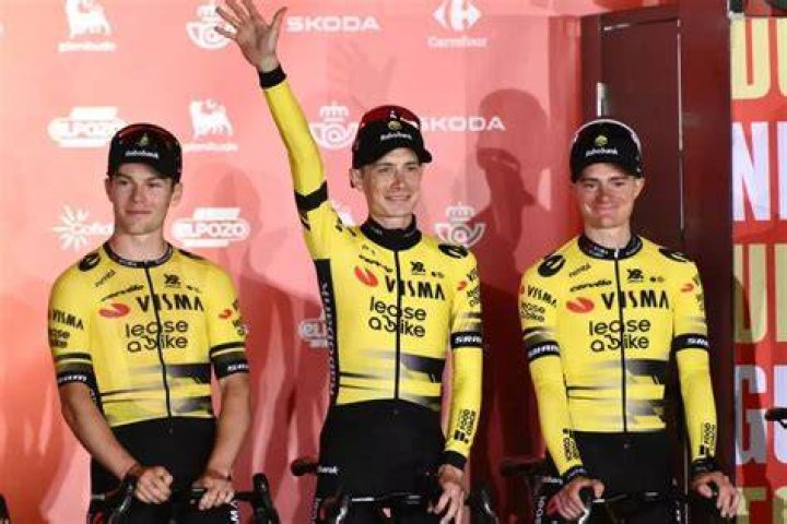 Jonas Vingegaard extends JumboVisma stay to 2027 by signing threeyear