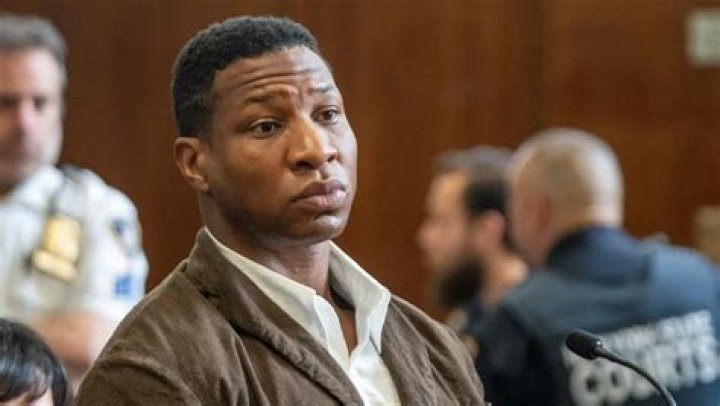 Jonathan Majors &eacute; declarado culpado em julgamento por agredir e