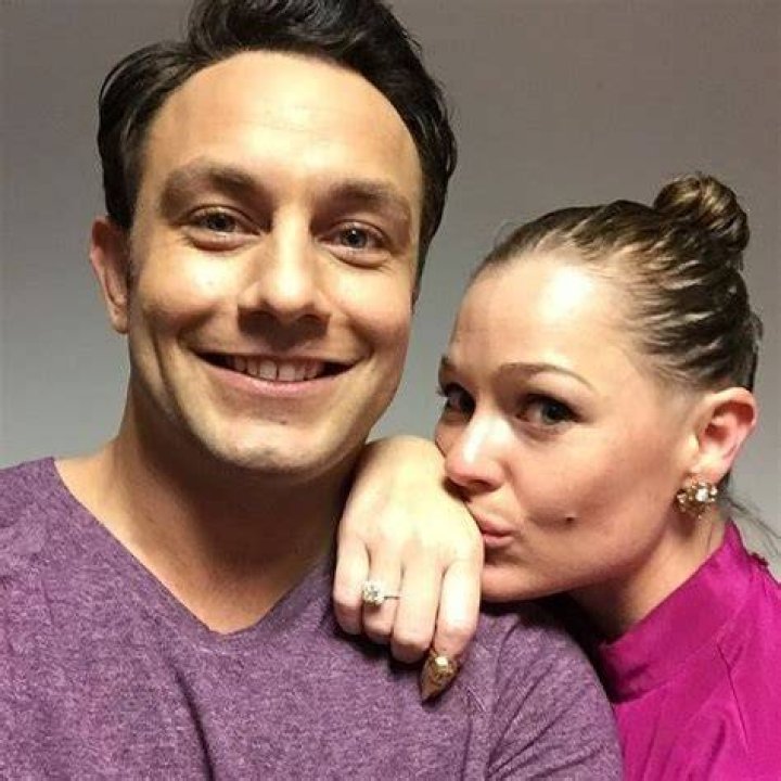 Jonathan Sadowski is not Married to Wife. Dating Girlfriend Melissa