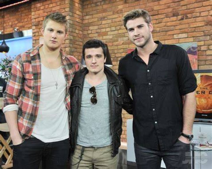 Josh Hutcherson making fun of his height Short celebrities, Josh