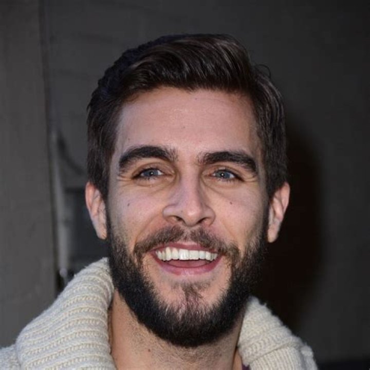 Josh Segarra Muž dňa Žena Pravda