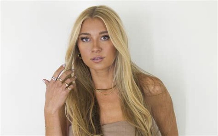 Julia Cole Releases Flirty New Song, &lsquo;Do You Mind&rsquo; Sounds Like Nashville