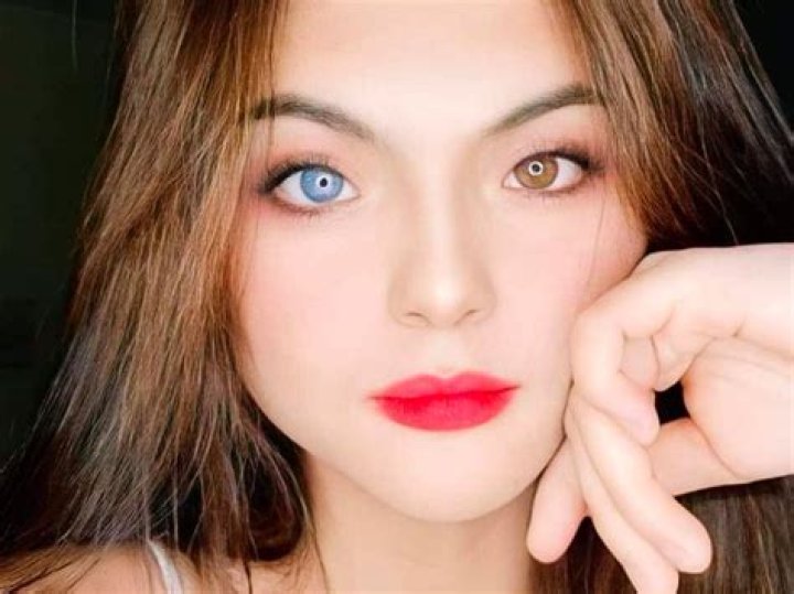 Julia Ostan Selebgram dan Model Filipina yang Viral Video Panasnya