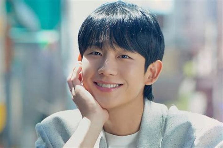 Jung Hae In to sing an OST for his drama 'Pretty Noona Who Buys Me Food