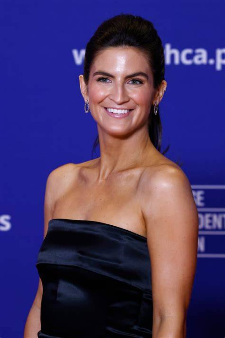 Kaitlan CollinsCNN HotNewswomen Kaitlan collins, Collins, Pretty woman