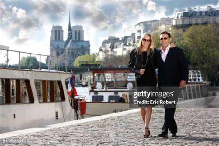 KATHERINE KELLY LANG avec son mari &agrave; Ath&egrave;nes. Lang elle fera un arc sur