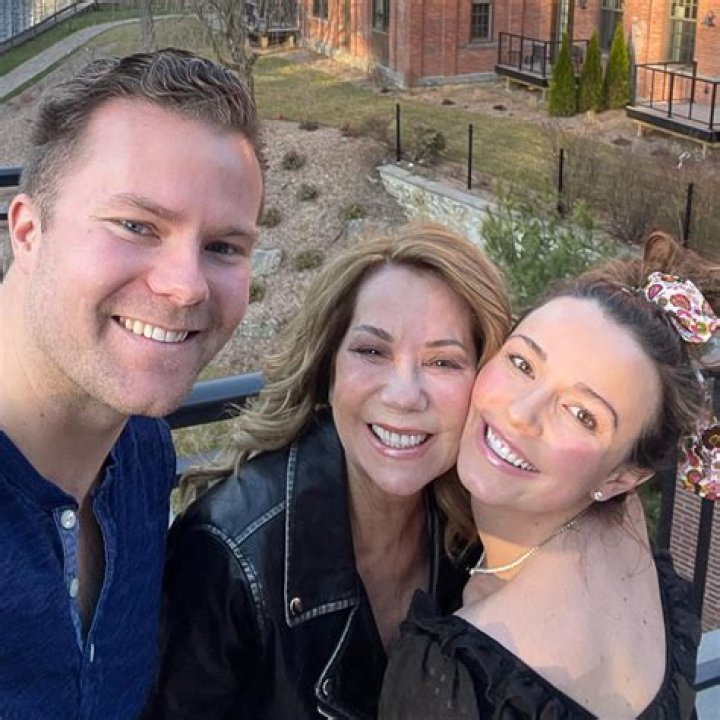 Kathie Lee Gifford Alle Hörbücher bei Audible.de