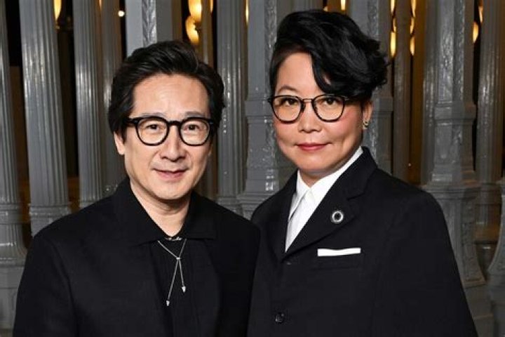 Ke Huy Quan nettó értéke 2024 Celeb Net Worth
