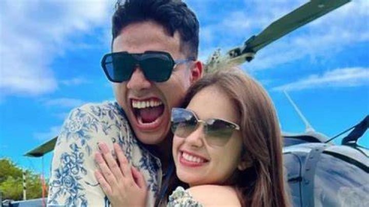 Kelewat Intim! Gaya Pacaran Fadly Faisal dan Rebecca Klopper Bikin
