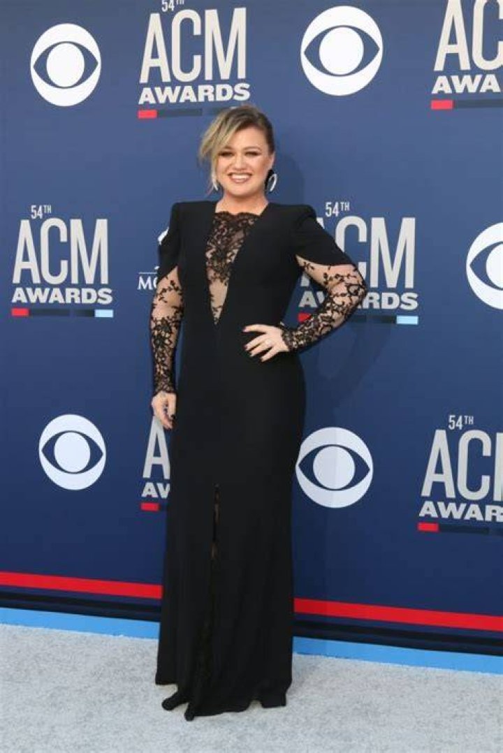 Kelly Clarkson measurements, bio, height, weight, shoe, and bra size