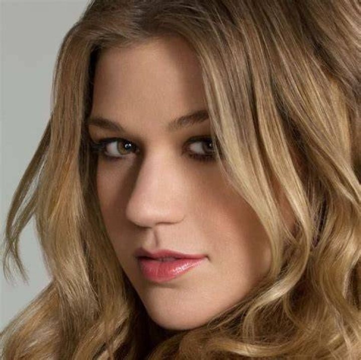 Kelly Clarkson Measurements Celebrity Caster