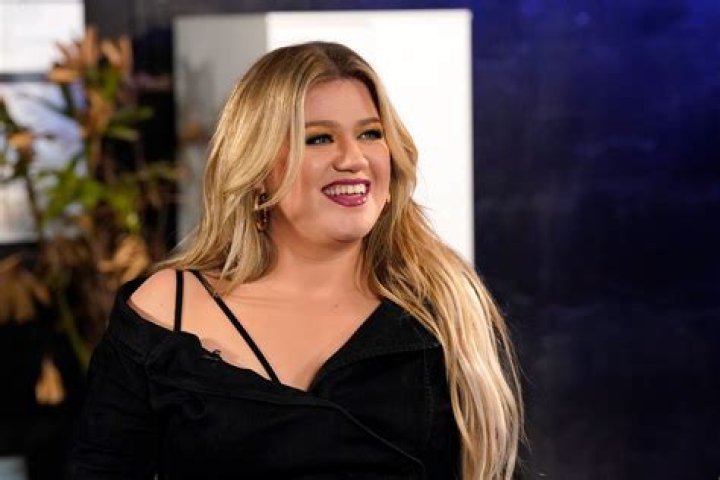 Kelly Clarkson Talks about the Death of her Estranged Dad