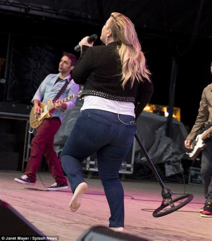 Kelly Clarkson wears tight jeans and a Tshirt at KTUphoria concert in