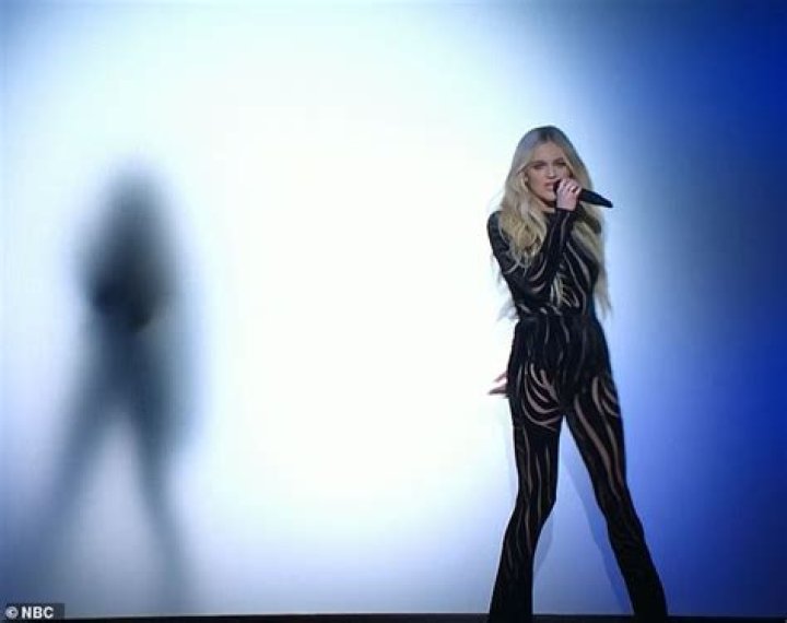 Kelsea Ballerini performs emotional rendition of breakup ballad
