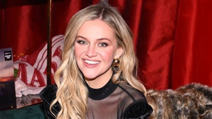 Kelsea Ballerini Sings New &lsquo;Blindsided&rsquo; Verse on &lsquo;SNL,' References