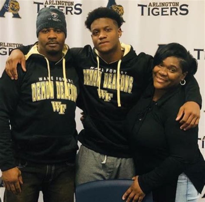 Kenneth Walker III parents: Kenneth Walker Jr., Shaunteshia Brown 1 kenneth walker iii parents