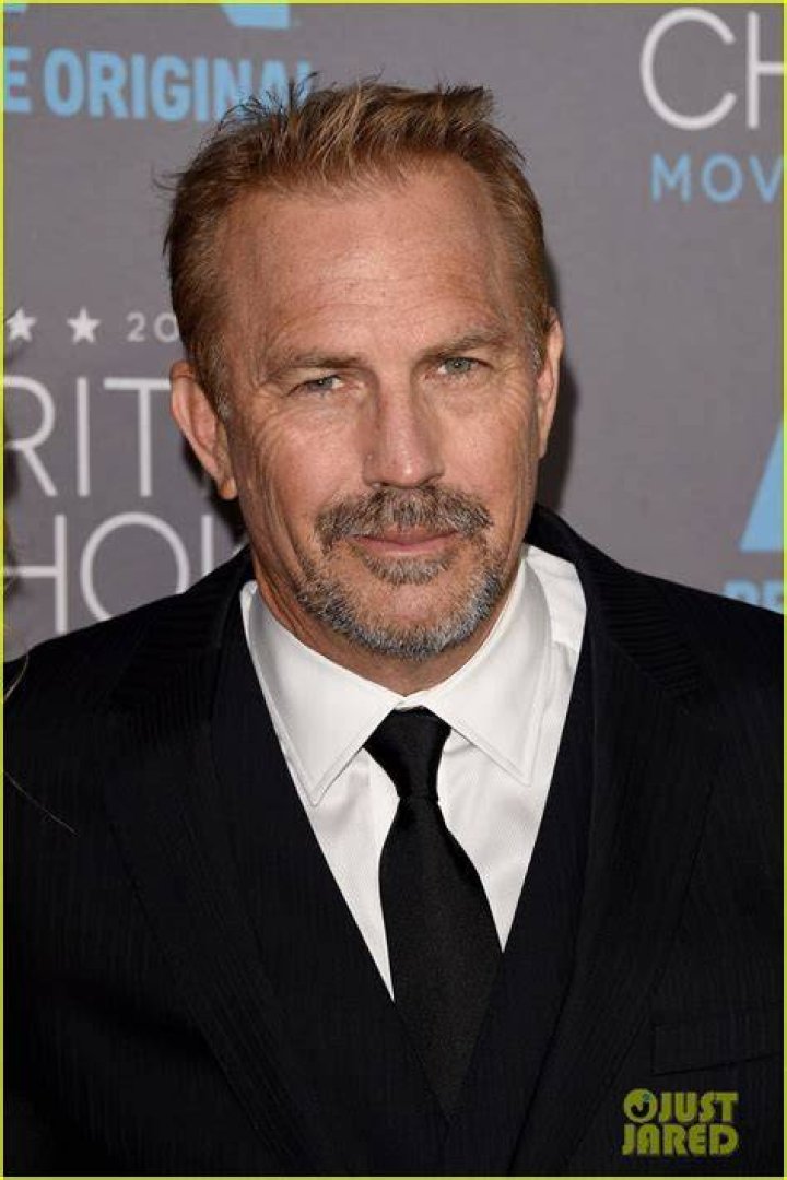 Kevin Costner Brings His Wife to Critics' Choice Awards 2015 Photo