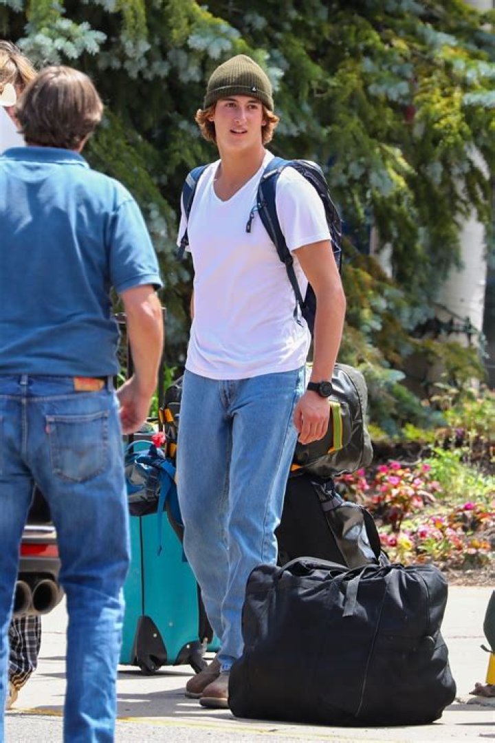Kevin Costner vacations in Aspen with his kids amid ongoing divorce...