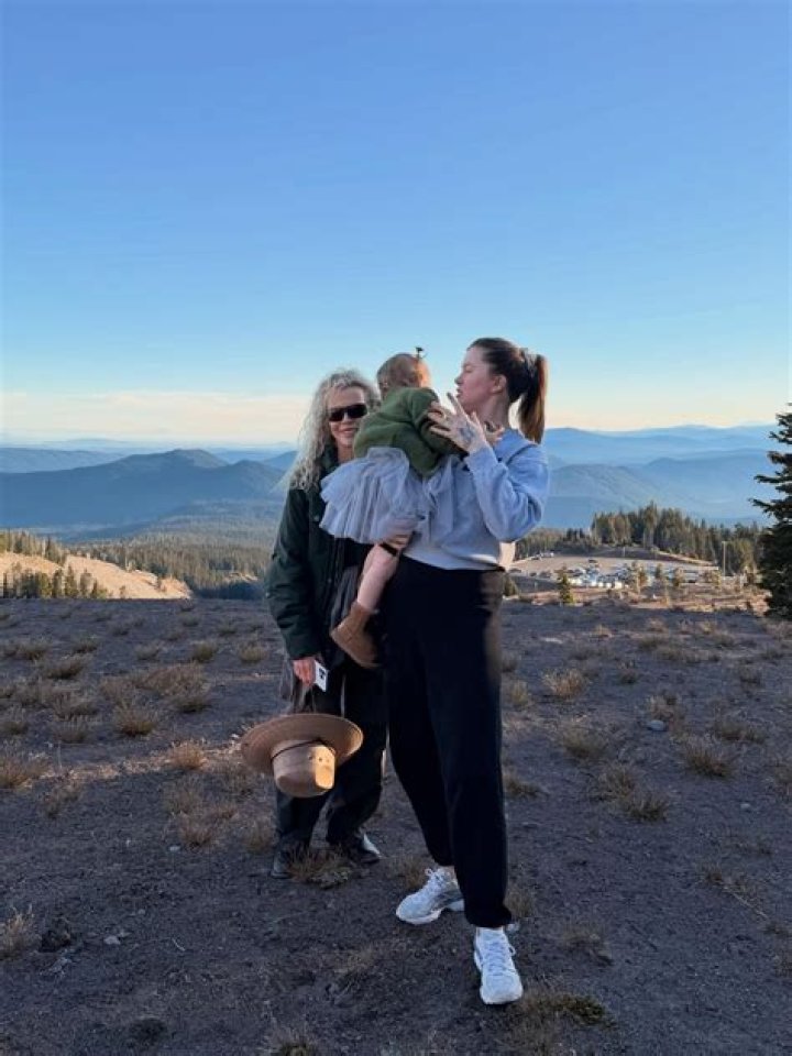 Kim basinger & ireland baldwin MARCA English