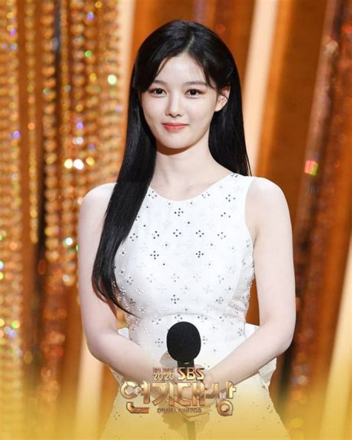 Kim Yoo Jung stuns the with her latest look at the '2020 SBS