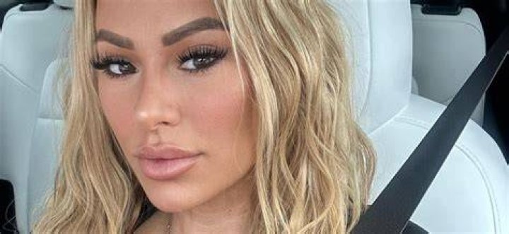 Kindly Myers flaunts massive cleavage for glittery showoff TAnvir