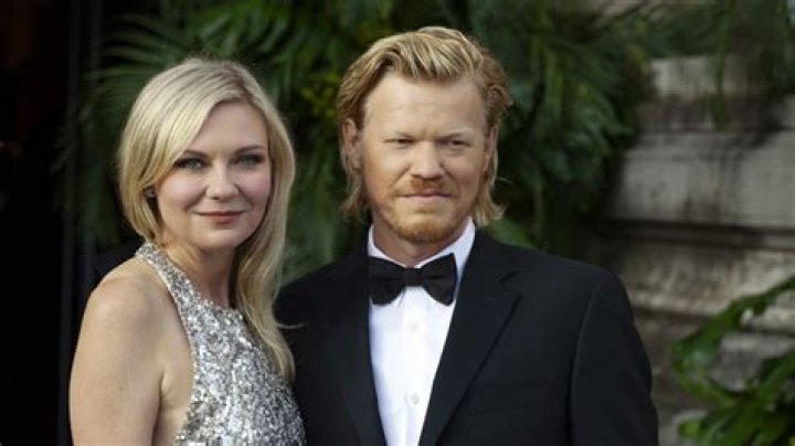 Kirsten Dunst & Fianc&eacute; Jesse Plemons Have a Family Holiday Luncheon