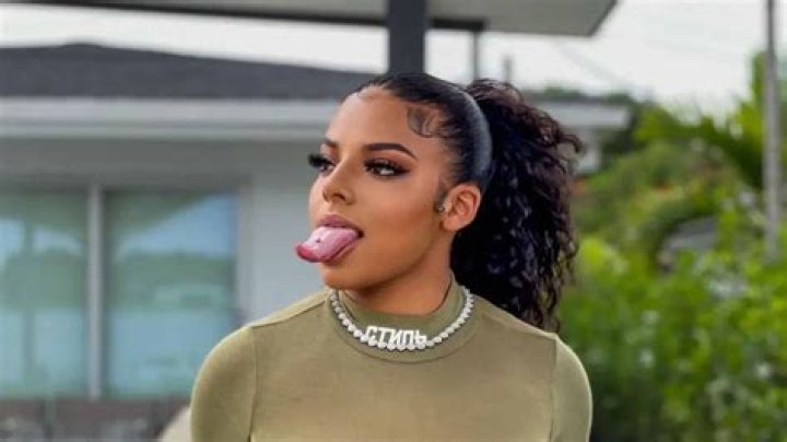 Kkvsh (Instagram Star) Wiki, Biography, Age, Boyfriend, Family, Facts