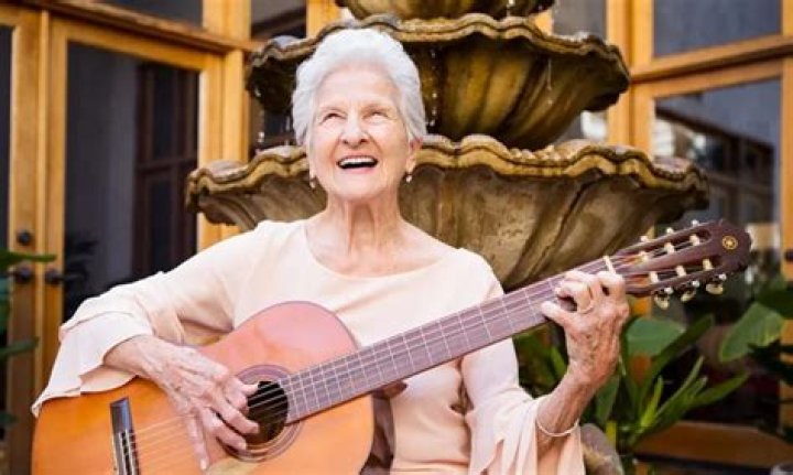LA CANTAUTORA CUBANA ANGELA ALVAREZ PREMIADA CON EL GRAMMY LATINO A SUS