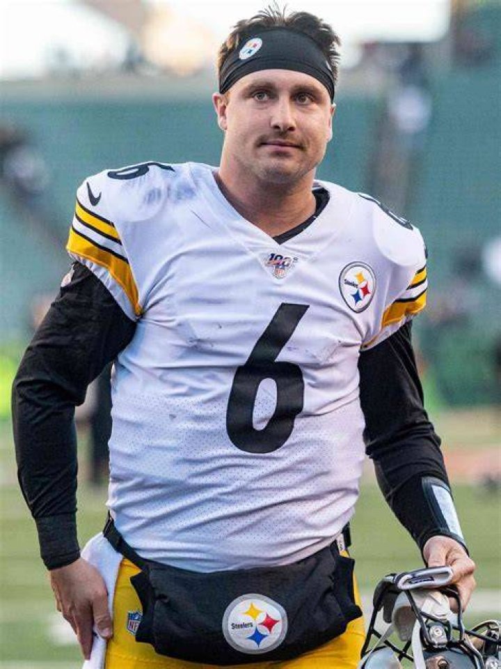 Lainey Wilson and Steelers' Devlin 'Duck' Hodges Make Red Carpet Debut