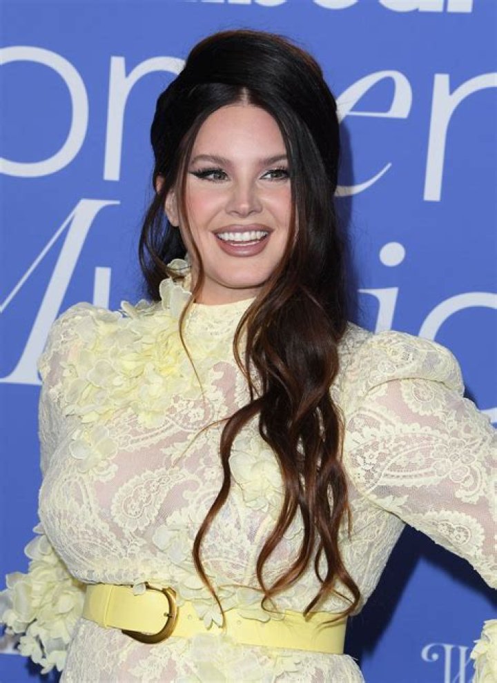 Lana Del Rey (Singer) Wiki, Biography, Age, Height, Weight, Measurements, Boyfriend, Net Worth, Family, Facts Lana Del Rey (Singer) Wiki, Biography, Age, Height, Weight, Measurements, Boyfriend, Net Worth, Family, Facts