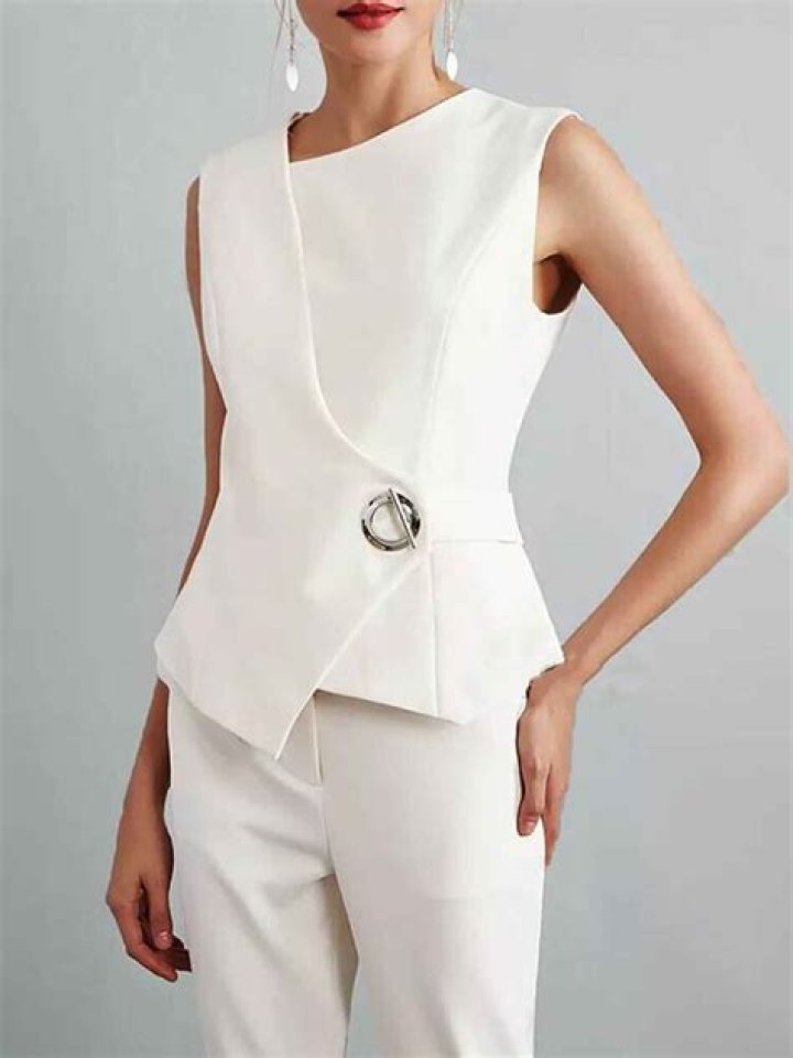 Lauren S&aacute;nchez Wears PearlAdorned White Mini with Estimated 30Carat