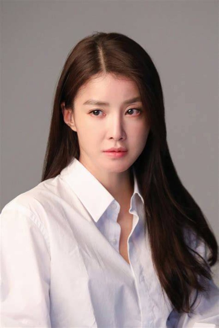 Lee Siyoung Biography, Height & Life Story Super Stars Bio