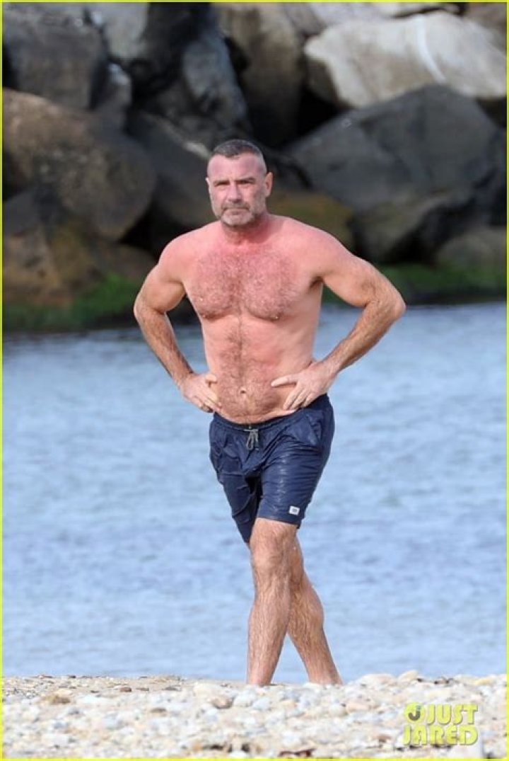 Liev Schreiber Looks So Fit at 55 in New Beach Photos! Photo 4851729