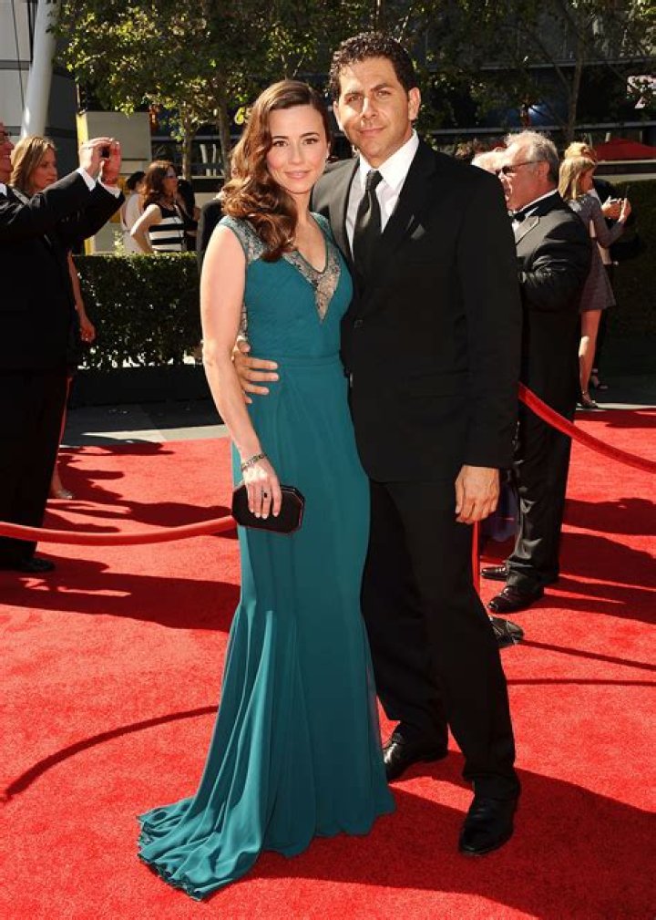 Linda Cardellini Profile, Ethnicity, Husband, Avengers, Net Worth ·