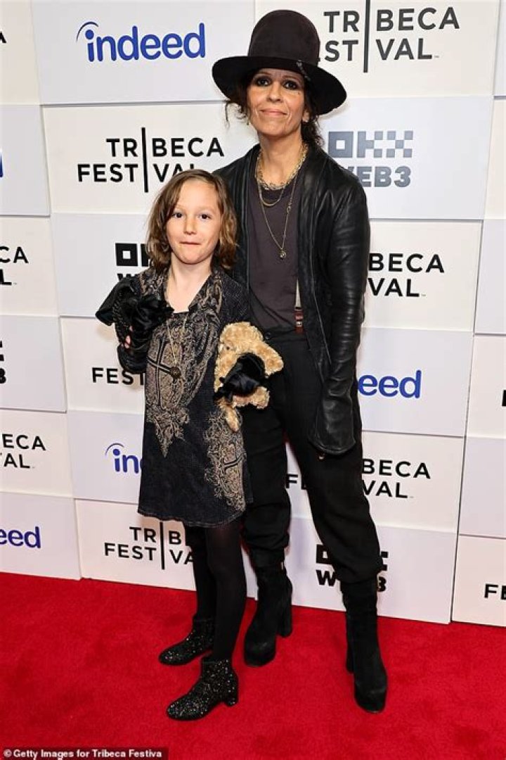 Linda Perry Age, Height, Net Worth, Siblings, Parents, Family, Facts