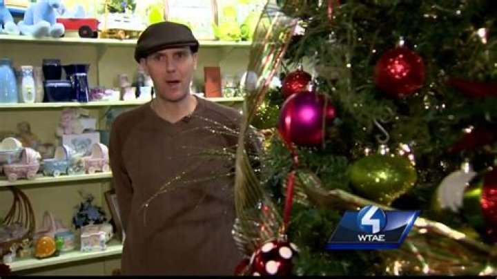 Little old lady steals Christmas tree YouTube